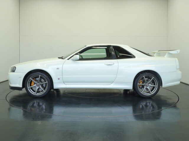 スカイラインGT-R　ホワイトパール　BNR34-402793　2698万円