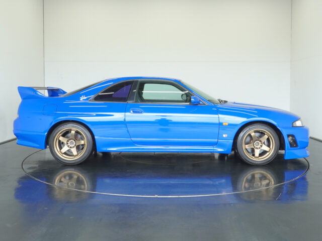 18スカイライン GT-R Vspec LMリミテッド チャンピオンブルー BCNR33-023735　1998万円