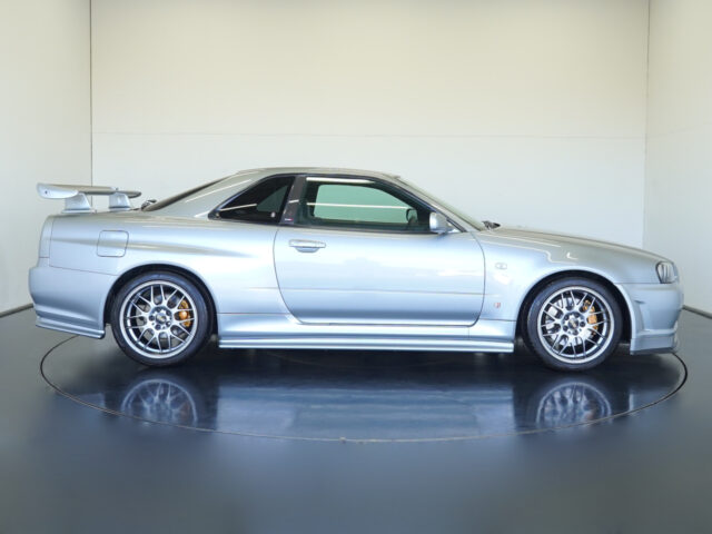 スカイラインGT-R　ソニックシルバー　BNR34-006355　1698万円　